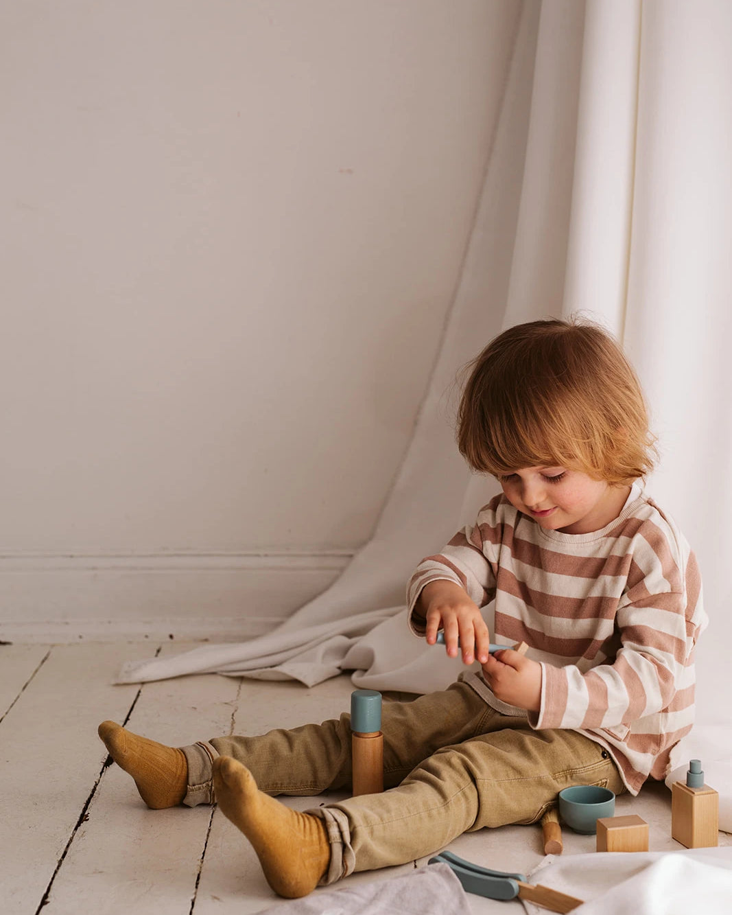 Professional wooden barbershop kit featuring shaving brush, electric trimmer, bottles and grooming accessories