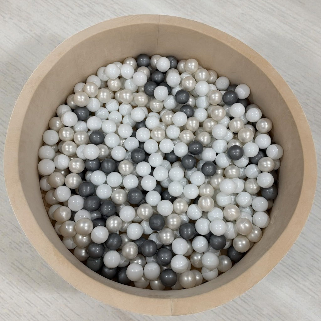 Ball pit with balls