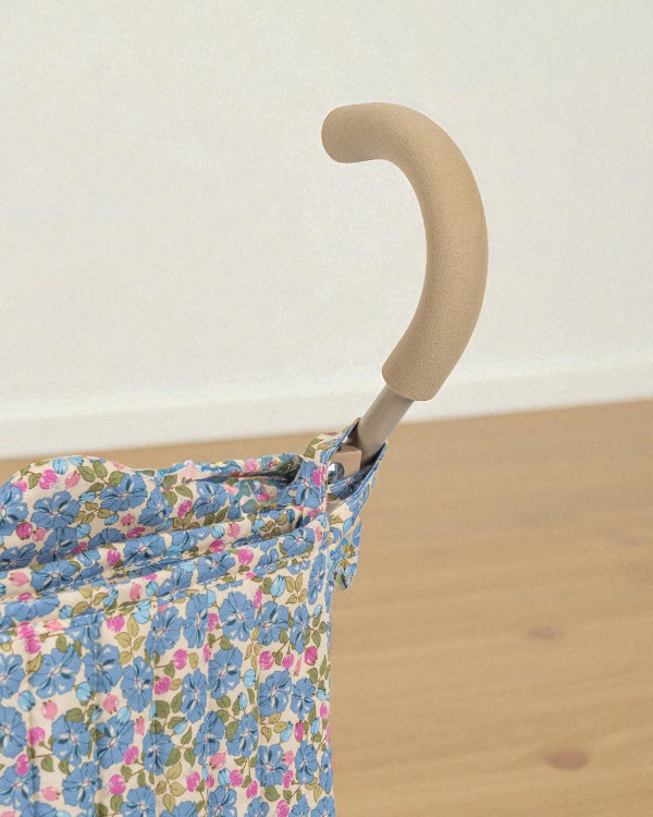 Soft beige EVA foam handle grip on Fleur Rosier stroller designed for comfortable pushing during extended botanical garden adventures