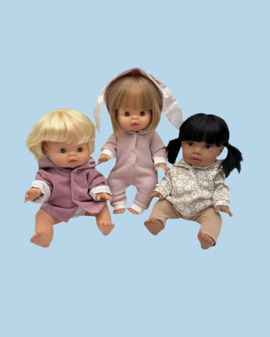 Poseable doll wardrobe accommodating articulation