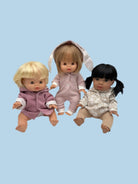 Poseable doll wardrobe accommodating articulation