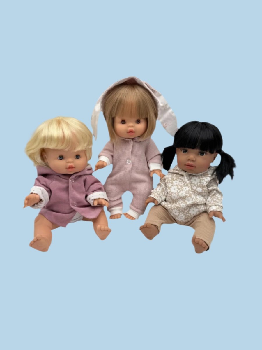 Poseable doll wardrobe accommodating articulation