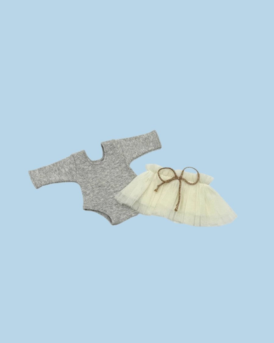 Baby doll clothes with self-dressing features