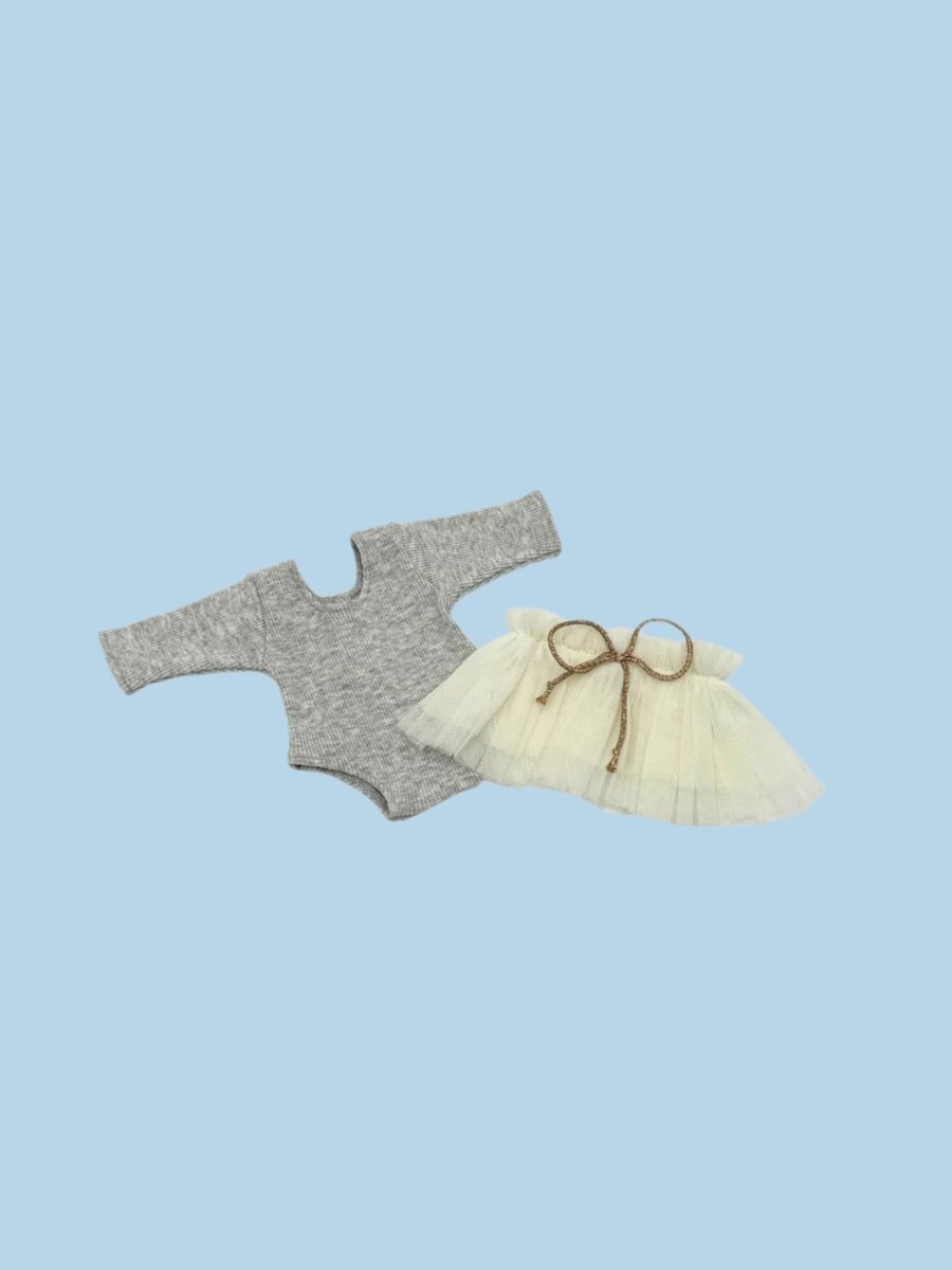 Baby doll clothes with self-dressing features