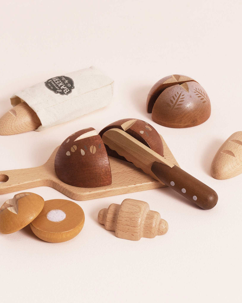 Le Toy Van wooden bread set with cutting board knife and five artisan breads