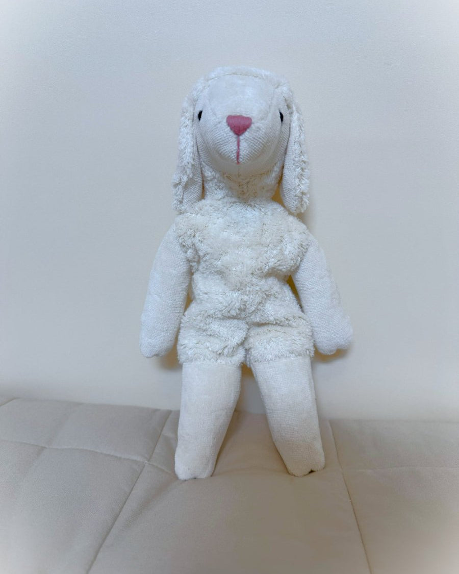 Artisan-crafted Senger organic white sheep showcasing timeless design and premium quality