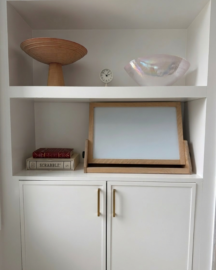 Tabletop Easel on Shelf