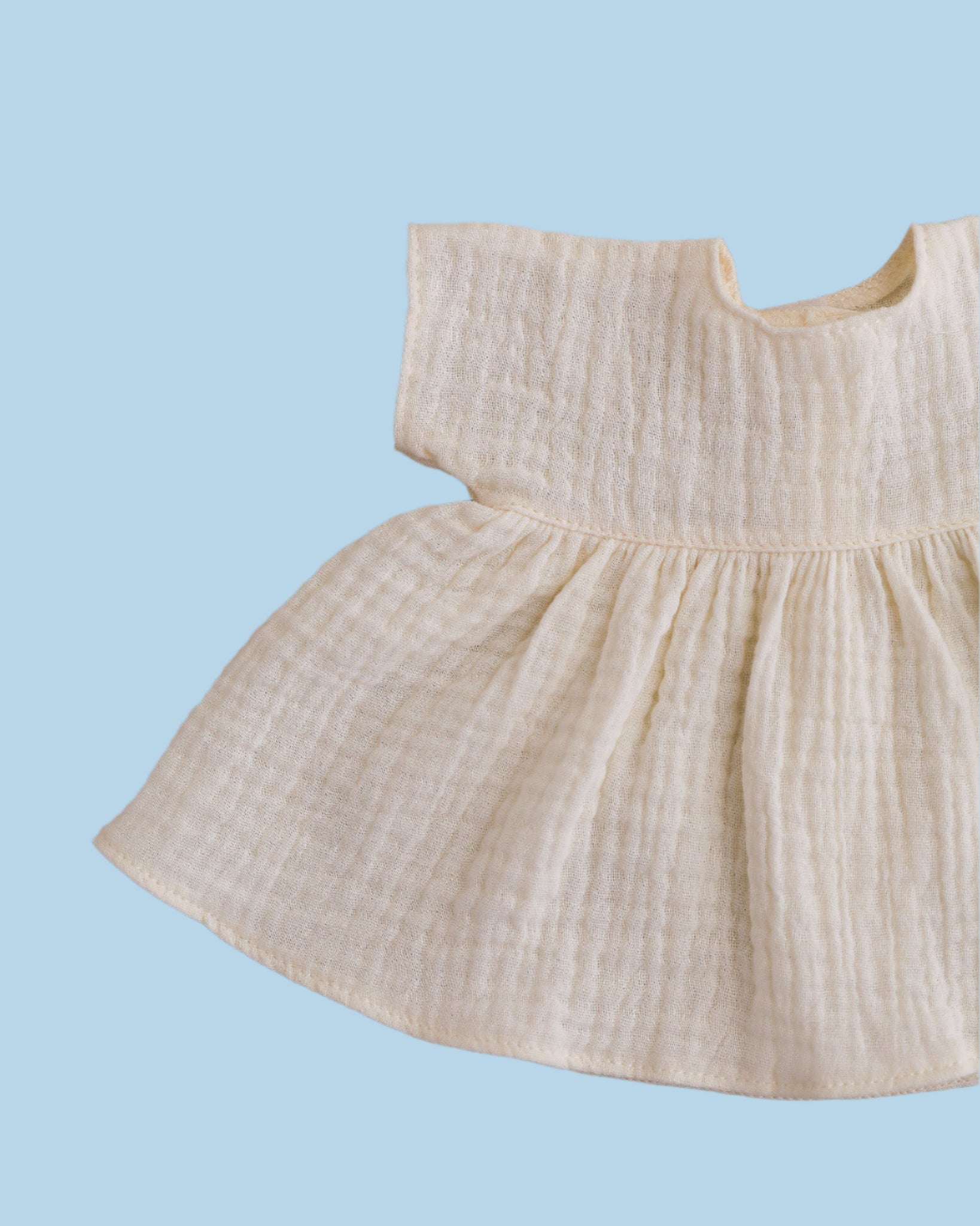Doll outfit designed for easy dress-up practice