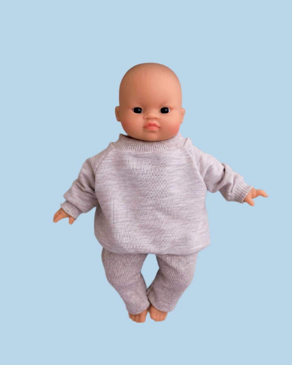 Doll wardrobe with reinforced stress points
