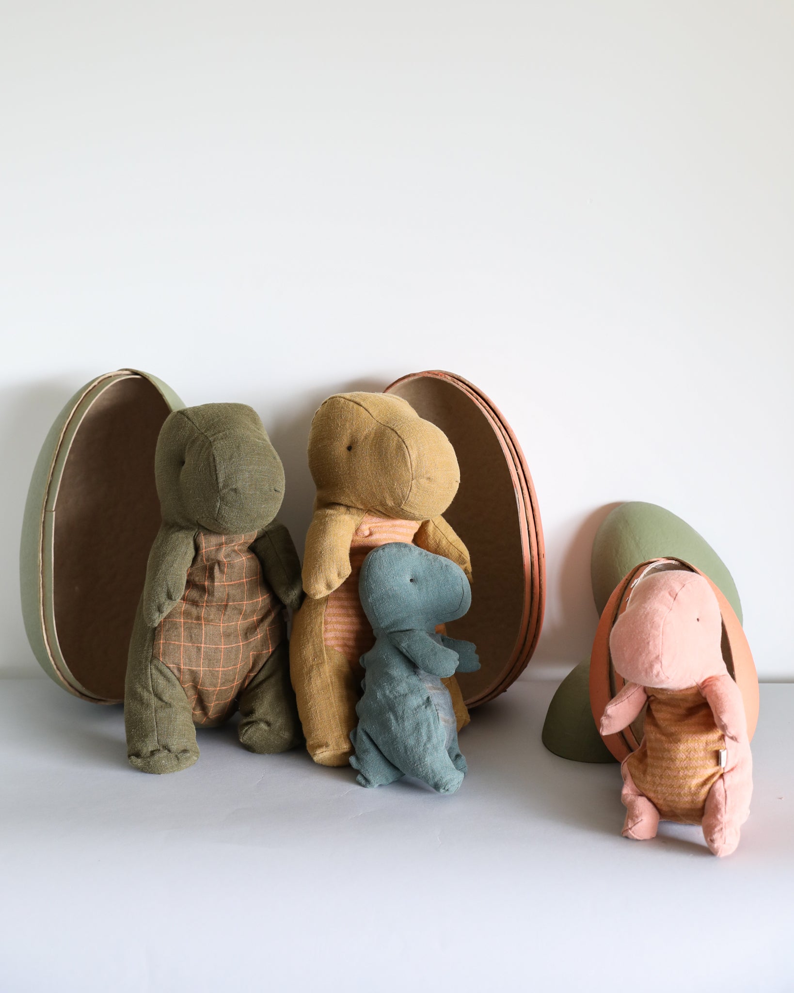 Maileg | Gantosaurus in Egg, Medium - Dark Ocher
