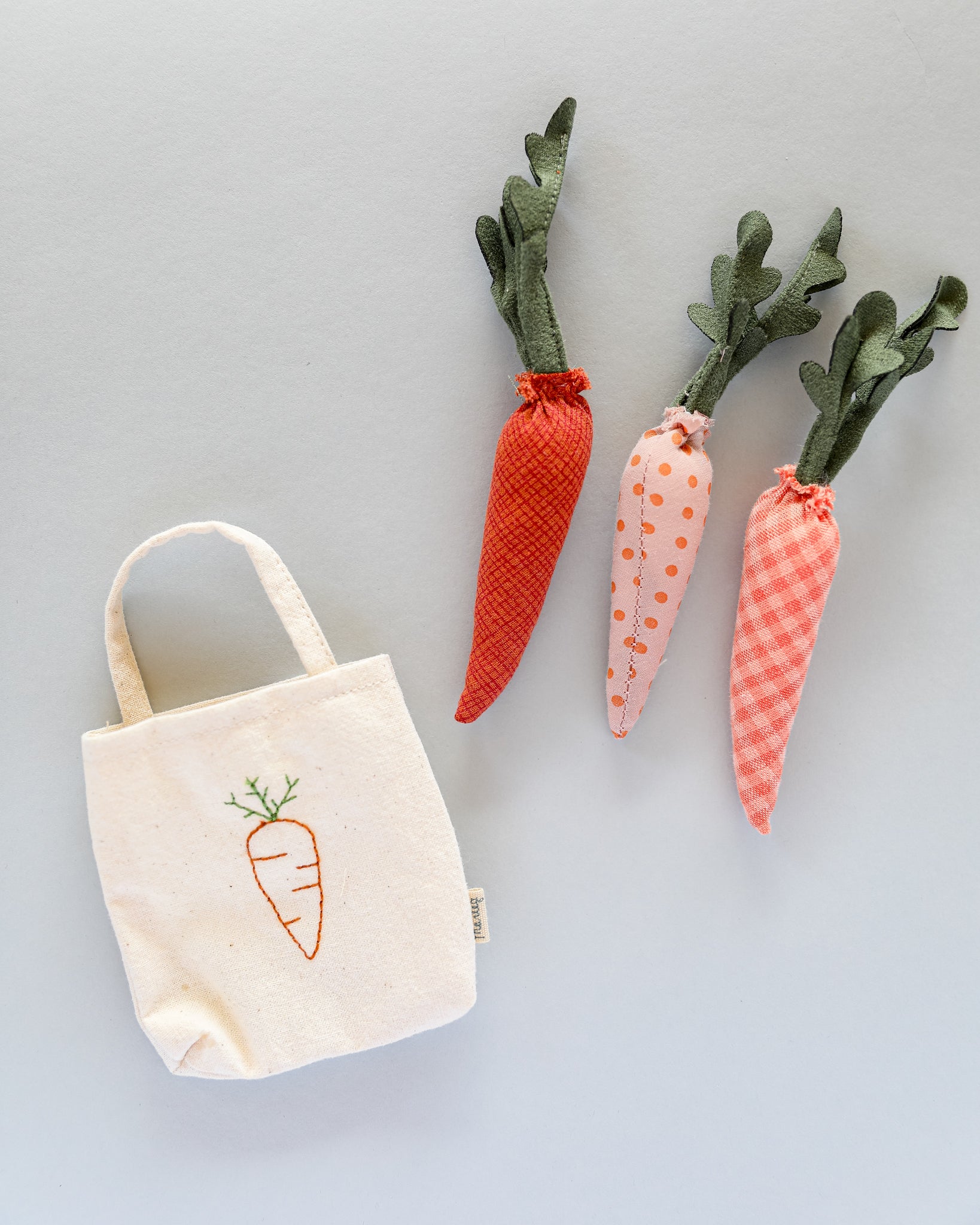 Maileg | Miniature Carrots in Shopping Bag