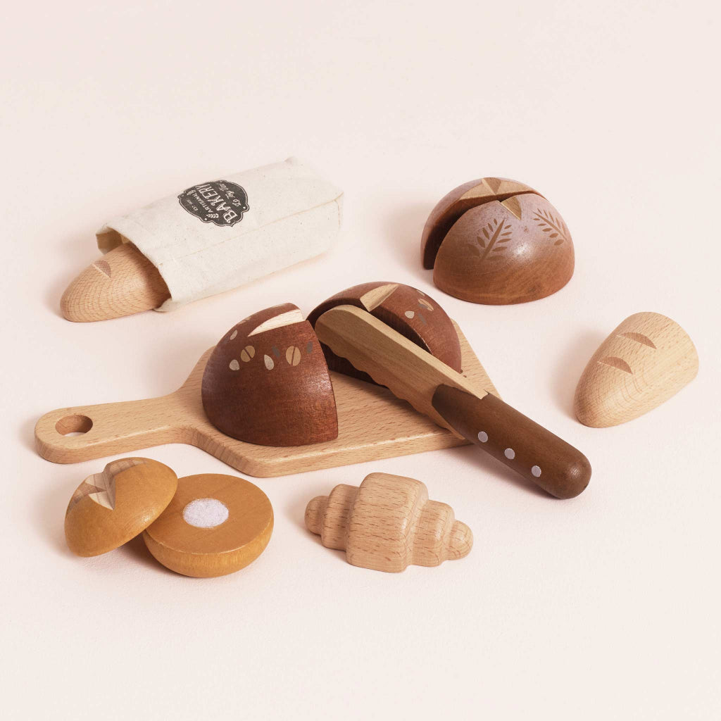 Le Toy Van wooden bread set with cutting board knife and five artisan breads