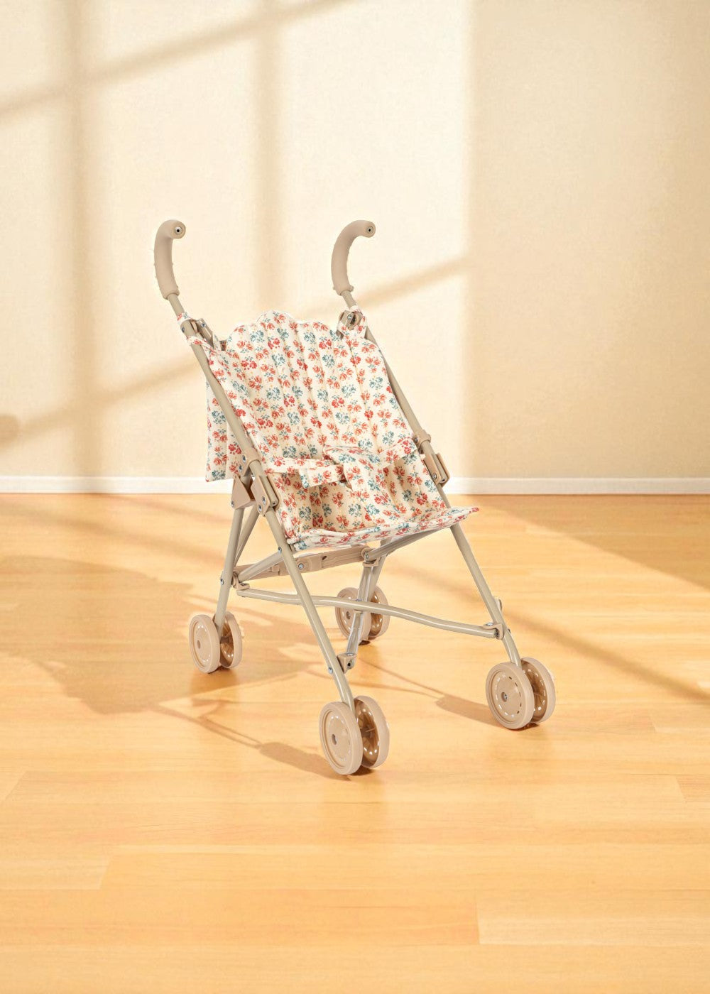 Soft beige padded handle detail on Lumina floral doll stroller with cottage rose print
