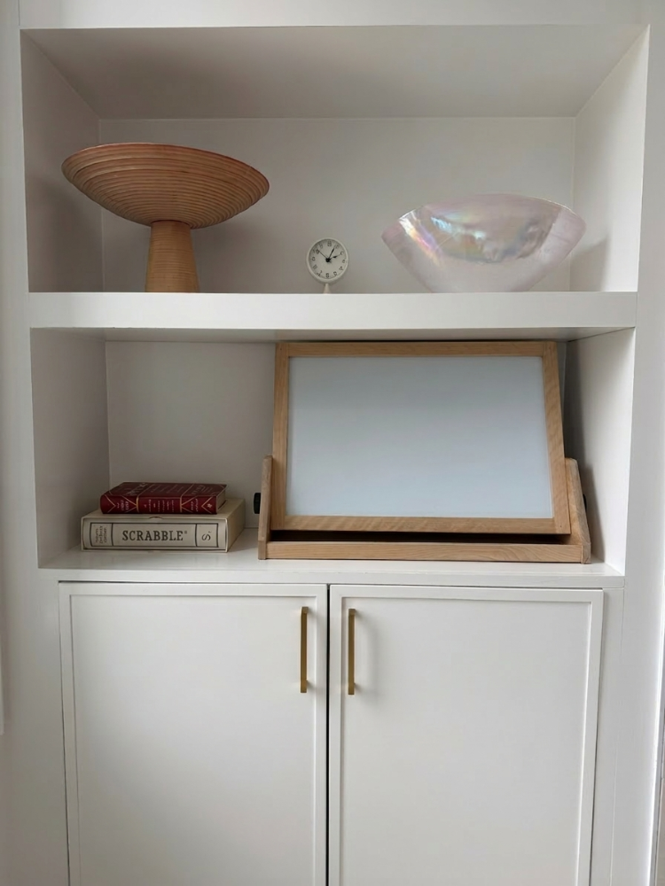 Tabletop Easel on Shelf