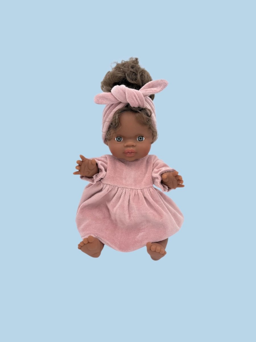 Doll clothing for storytelling and narrative play