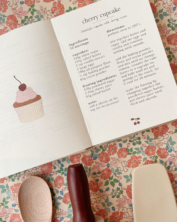 Food-grade children's baking tools including wooden utensils and carbon steel cupcake molds