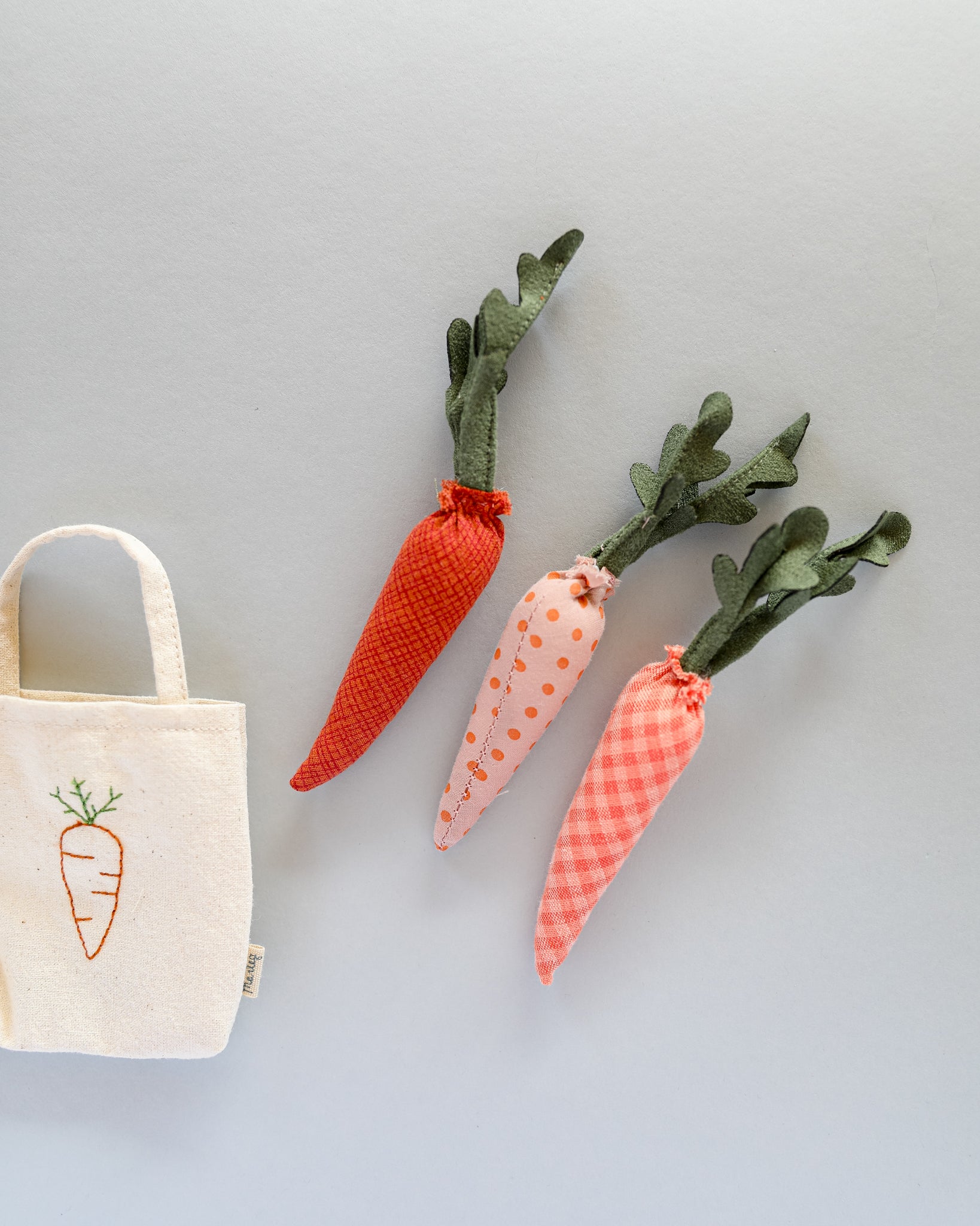 Maileg | Miniature Carrots in Shopping Bag